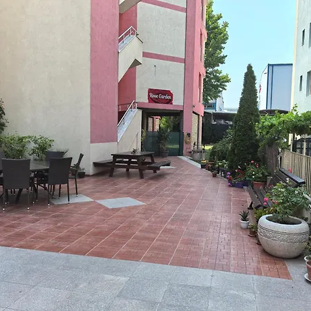 Aparthotel Rose Garden Omax