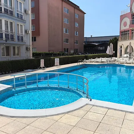 Lejlighedshotel Rose Garden Omax 3*