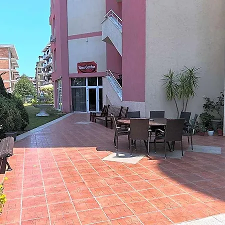 Apartmanhotel Rose Garden Omax Napospart