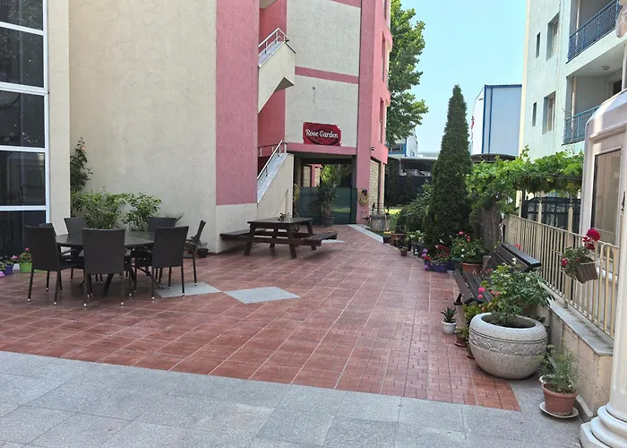 Aparthotel Rose Garden Omax