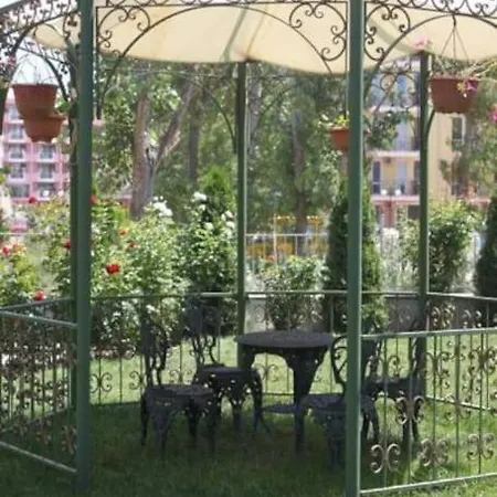 Lägenhetshotell Rose Garden Omax